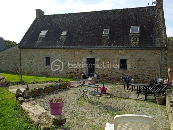 Je vous propose en campagne de Languidic dans un cadre idyllique entre prairie et Forêt, cette très jolie longère de 150 m2 avec un garage. Elle pourra séduire les amoureux de la nature, du calme et de la tranquillité. 
Au RDC, une grande pièce de vie de 50 m² comprend une cuisine aménagée et équipée ouvrant sur le séjour. Une chambre avec salle d'eau et WC est également au premier niveau. 
L'étage se compose de deux chambres + une salle de bain avec WC. Elle est idéalement classifiée en D. Poêle à bois + chauffage électrique à inertie, la fibre optique est également de la partie.