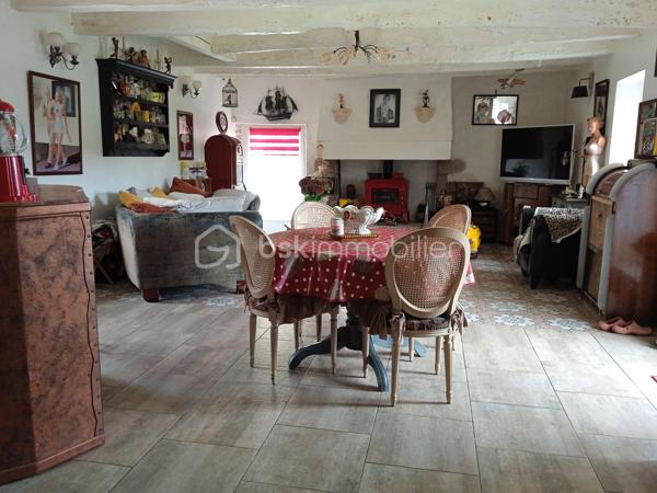 Je vous propose en campagne de Languidic dans un cadre idyllique entre prairie et Forêt, cette très jolie longère de 150 m2 avec un garage. Elle pourra séduire les amoureux de la nature, du calme et de la tranquillité. 
Au RDC, une grande pièce de vie de 50 m² comprend une cuisine aménagée et équipée ouvrant sur le séjour. Une chambre avec salle d'eau et WC est également au premier niveau. 
L'étage se compose de deux chambres + une salle de bain avec WC. Elle est idéalement classifiée en D. Poêle à bois + chauffage électrique à inertie, la fibre optique est également de la partie.