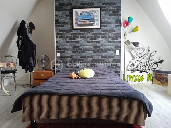 Je vous propose en campagne de Languidic dans un cadre idyllique entre prairie et Forêt, cette très jolie longère de 150 m2 avec un garage. Elle pourra séduire les amoureux de la nature, du calme et de la tranquillité. 
Au RDC, une grande pièce de vie de 50 m² comprend une cuisine aménagée et équipée ouvrant sur le séjour. Une chambre avec salle d'eau et WC est également au premier niveau. 
L'étage se compose de deux chambres + une salle de bain avec WC. Elle est idéalement classifiée en D. Poêle à bois + chauffage électrique à inertie, la fibre optique est également de la partie.