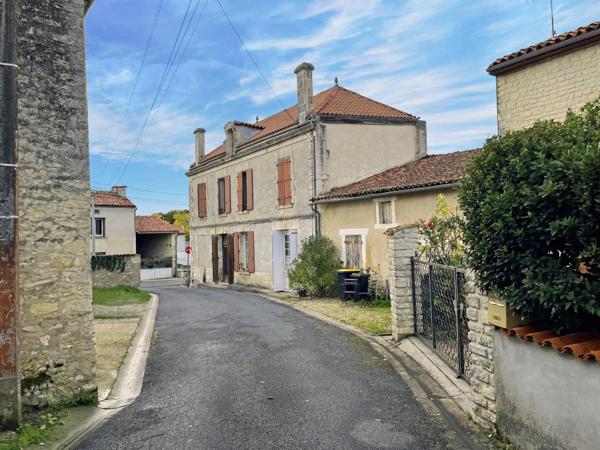 Belle maison de village spacieuse avec 4 chambres et jardin intérieur.