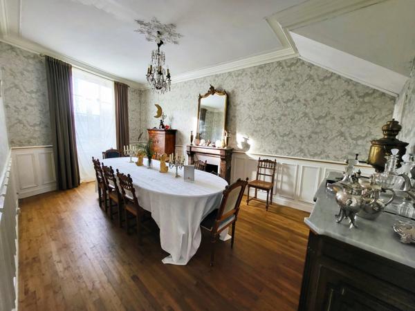 Belle maison de village spacieuse avec 4 chambres et jardin intérieur.