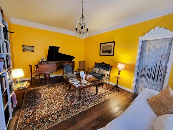 Belle maison de village spacieuse avec 4 chambres et jardin intérieur.