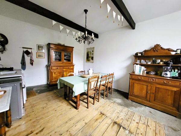 Belle maison de village spacieuse avec 4 chambres et jardin intérieur.