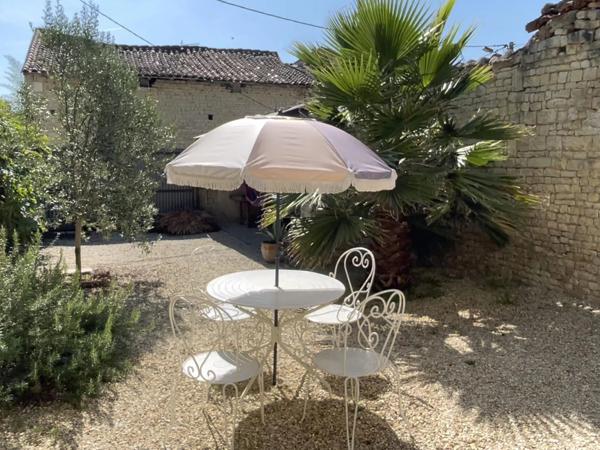 Belle maison de village spacieuse avec 4 chambres et jardin intérieur.