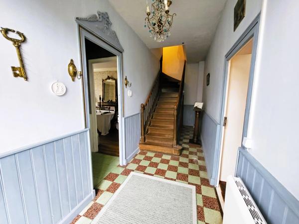 Belle maison de village spacieuse avec 4 chambres et jardin intérieur.