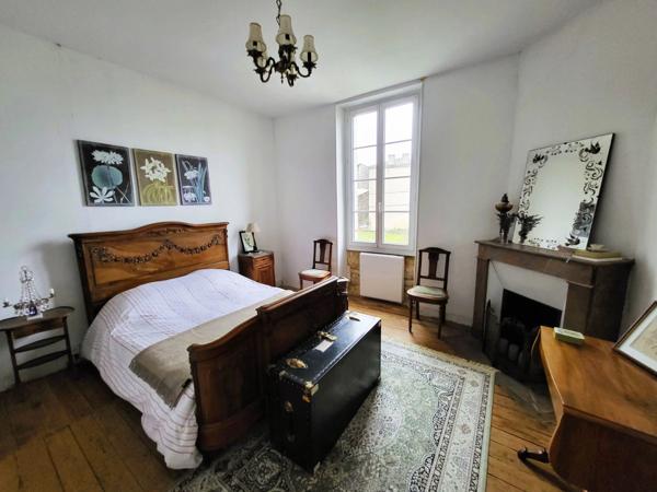 Belle maison de village spacieuse avec 4 chambres et jardin intérieur.
