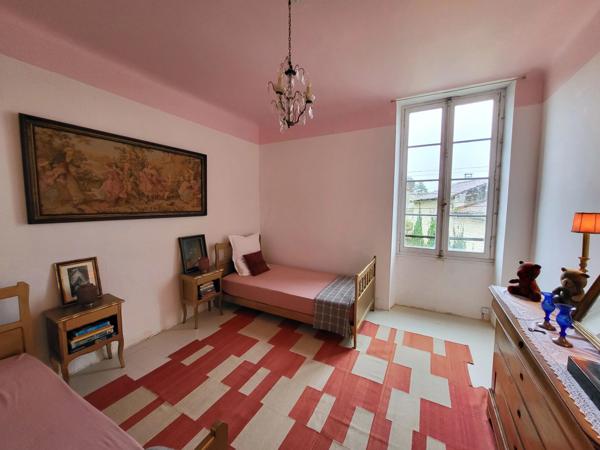 Belle maison de village spacieuse avec 4 chambres et jardin intérieur.