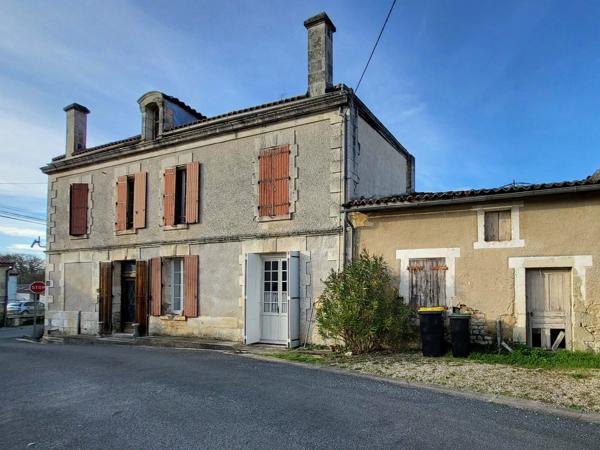 Belle maison de village spacieuse avec 4 chambres et jardin intérieur.