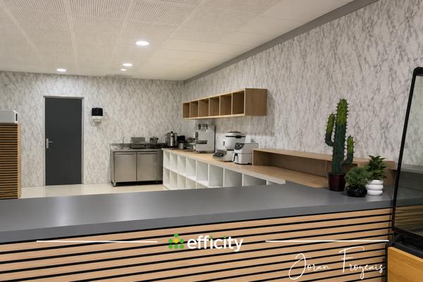 Local Commercial
        
        - 91 m² 211 000 € *