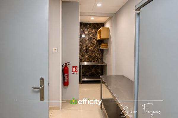 Local Commercial
        
        - 91 m² 211 000 € *