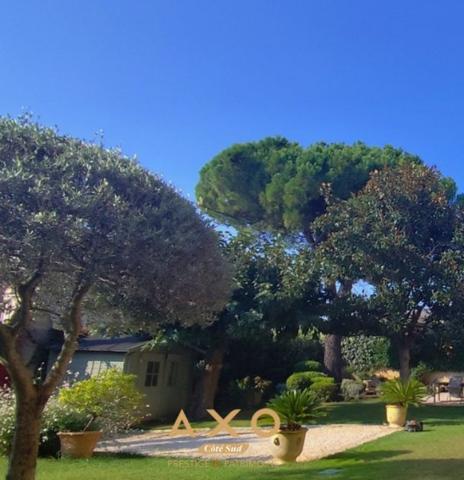 GÉNÉRAC - MAISON DE CARACTÈRE  10 PIÈCES  290 M²  PISCINE - TERRAIN 650 M² CLOS - 1 060 000 