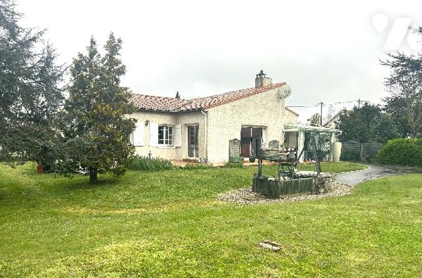 A proximité du centre-ville et des commerces, belle maison de plain-pied avec garage et jardin clos.