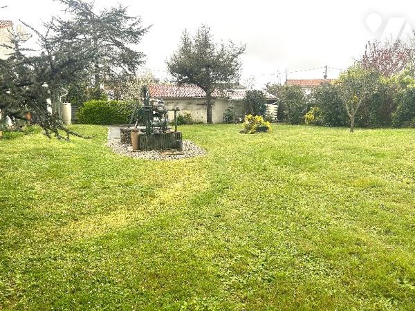 A proximité du centre-ville et des commerces, belle maison de plain-pied avec garage et jardin clos.