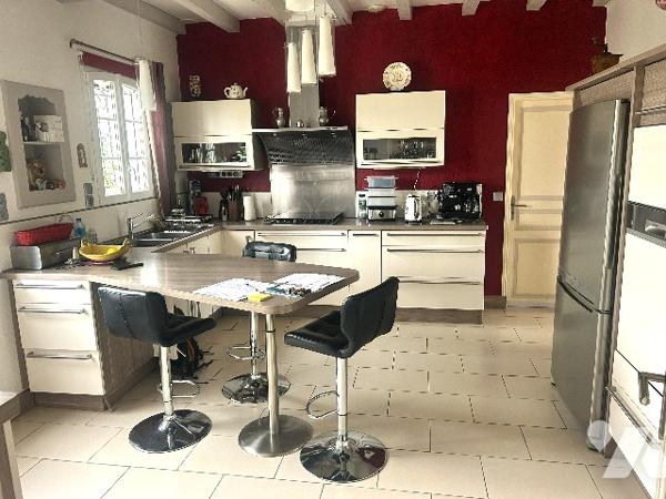 A proximité du centre-ville et des commerces, belle maison de plain-pied avec garage et jardin clos.