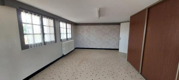 Maison 200 m2 sur deux niveaux, 8 pièces, 4/5 chambres, garage, terrain clos 750 m2