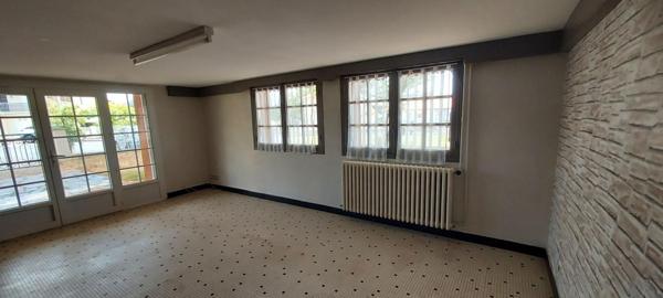 Maison 200 m2 sur deux niveaux, 8 pièces, 4/5 chambres, garage, terrain clos 750 m2