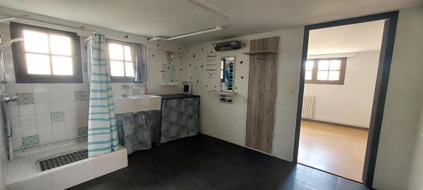 Maison 200 m2 sur deux niveaux, 8 pièces, 4/5 chambres, garage, terrain clos 750 m2