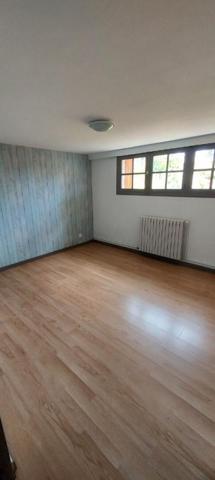 Maison 200 m2 sur deux niveaux, 8 pièces, 4/5 chambres, garage, terrain clos 750 m2