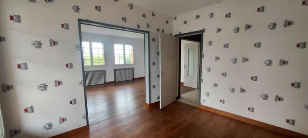 Maison 200 m2 sur deux niveaux, 8 pièces, 4/5 chambres, garage, terrain clos 750 m2