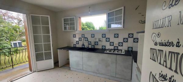 Maison 200 m2 sur deux niveaux, 8 pièces, 4/5 chambres, garage, terrain clos 750 m2