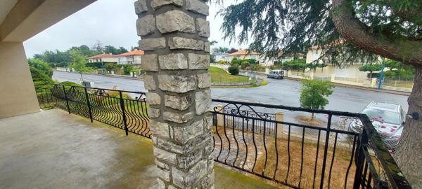 Maison 200 m2 sur deux niveaux, 8 pièces, 4/5 chambres, garage, terrain clos 750 m2