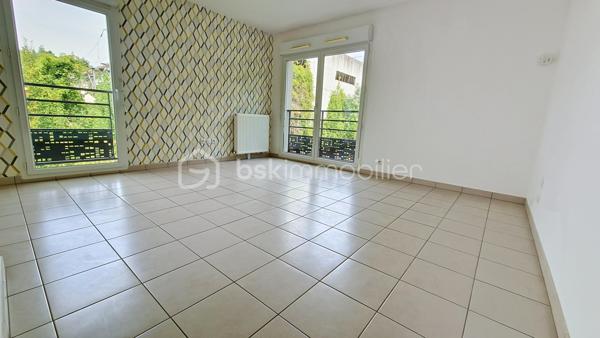à 2mn à pied de LAGNY, sur la commune de POMPONNE, appartement de type studio en parfait état à 5mn à pied de la gare et 10mn à pied de la place de la Fontaine, au norme PMR (personne à mobilité réduite), au 1er étage avec ascenseur. Cet appartement est composé d'une entrée avec vastes placards, une pièce principale spacieuse avec coin cuisine ainsi qu'une salle d'eau avec WC. L'appartement est agrémenté d'une place de parking extérieure. RDV 7/7j sur appel téléphonique. La photo principale est une photo de la façade de l'immeuble, l'appartement n'a pas ni balcon ni terrasse.