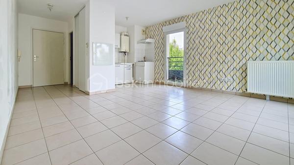 à 2mn à pied de LAGNY, sur la commune de POMPONNE, appartement de type studio en parfait état à 5mn à pied de la gare et 10mn à pied de la place de la Fontaine, au norme PMR (personne à mobilité réduite), au 1er étage avec ascenseur. Cet appartement est composé d'une entrée avec vastes placards, une pièce principale spacieuse avec coin cuisine ainsi qu'une salle d'eau avec WC. L'appartement est agrémenté d'une place de parking extérieure. RDV 7/7j sur appel téléphonique. La photo principale est une photo de la façade de l'immeuble, l'appartement n'a pas ni balcon ni terrasse.