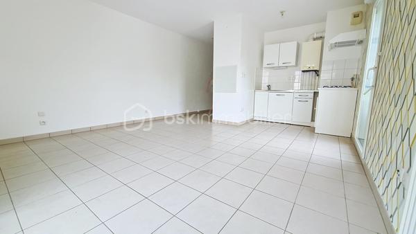 à 2mn à pied de LAGNY, sur la commune de POMPONNE, appartement de type studio en parfait état à 5mn à pied de la gare et 10mn à pied de la place de la Fontaine, au norme PMR (personne à mobilité réduite), au 1er étage avec ascenseur. Cet appartement est composé d'une entrée avec vastes placards, une pièce principale spacieuse avec coin cuisine ainsi qu'une salle d'eau avec WC. L'appartement est agrémenté d'une place de parking extérieure. RDV 7/7j sur appel téléphonique. La photo principale est une photo de la façade de l'immeuble, l'appartement n'a pas ni balcon ni terrasse.