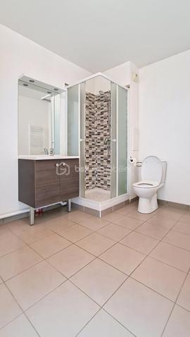 à 2mn à pied de LAGNY, sur la commune de POMPONNE, appartement de type studio en parfait état à 5mn à pied de la gare et 10mn à pied de la place de la Fontaine, au norme PMR (personne à mobilité réduite), au 1er étage avec ascenseur. Cet appartement est composé d'une entrée avec vastes placards, une pièce principale spacieuse avec coin cuisine ainsi qu'une salle d'eau avec WC. L'appartement est agrémenté d'une place de parking extérieure. RDV 7/7j sur appel téléphonique. La photo principale est une photo de la façade de l'immeuble, l'appartement n'a pas ni balcon ni terrasse.