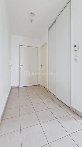 à 2mn à pied de LAGNY, sur la commune de POMPONNE, appartement de type studio en parfait état à 5mn à pied de la gare et 10mn à pied de la place de la Fontaine, au norme PMR (personne à mobilité réduite), au 1er étage avec ascenseur. Cet appartement est composé d'une entrée avec vastes placards, une pièce principale spacieuse avec coin cuisine ainsi qu'une salle d'eau avec WC. L'appartement est agrémenté d'une place de parking extérieure. RDV 7/7j sur appel téléphonique. La photo principale est une photo de la façade de l'immeuble, l'appartement n'a pas ni balcon ni terrasse.