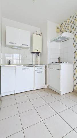 à 2mn à pied de LAGNY, sur la commune de POMPONNE, appartement de type studio en parfait état à 5mn à pied de la gare et 10mn à pied de la place de la Fontaine, au norme PMR (personne à mobilité réduite), au 1er étage avec ascenseur. Cet appartement est composé d'une entrée avec vastes placards, une pièce principale spacieuse avec coin cuisine ainsi qu'une salle d'eau avec WC. L'appartement est agrémenté d'une place de parking extérieure. RDV 7/7j sur appel téléphonique. La photo principale est une photo de la façade de l'immeuble, l'appartement n'a pas ni balcon ni terrasse.