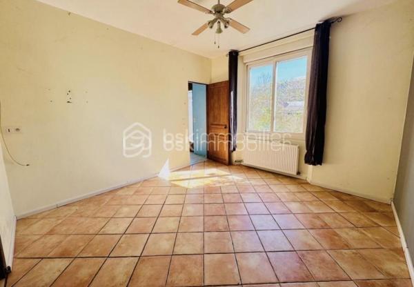 🏡 Maison familiale 4 chambres / Gare à pied / Paris Bercy en 1h15

✨ Maison familiale non mitoyenne – Emplacement idéal !

À visiter sans tarder !
Située à seulement 3 minutes à pied de la gare, proche du centre-ville, des écoles et de toutes les commodités, cette maison familiale sans mitoyenneté offre de beaux volumes et un fort potentiel.

🚆 Atout rare : trains pour Paris Bercy toutes les 30 minutes, en seulement 1h15 !

Elle se compose de :
Rez-de-chaussée surélevé : entrée lumineuse, salon, cuisine séparée et équipée avec accès balcon, 1 chambre, salle d'eau avec WC
1er étage : 3 chambres, salle de bain avec WC, espace rangement
2e étage : pièce pouvant être aménagée en bureau ou chambre supplémentaire avec accès grenier

➡️ 4 chambres existantes + possibilité d'une 5e chambre

Vous profitez également d'une cave ainsi que d'un terrain clos d'environ 127 m².

Les + :

✅ Maison non mitoyenne
✅ Beaux volumes
✅ 4 chambres + potentiel 5e
✅ Double vitrage PVC blanc
✅ Volets roulants manuels
✅ Toiture révisée
✅ Gare à pied
✅ Paris Bercy accessible rapidement

👉 Des travaux de rafraîchissement sont à prévoir : une belle opportunité de repenser les espaces selon vos envies !
Voir les projections visuelles d'aménagement / home staging pour vous aider à vous projeter.

💥 Idéal pour une famille, résidence principale ou investissement.

A TRES VITE POUR UNE VISITE !