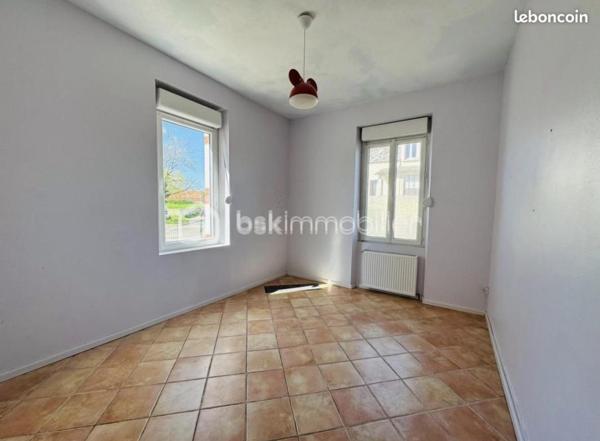 🏡 Maison familiale 4 chambres / Gare à pied / Paris Bercy en 1h15

✨ Maison familiale non mitoyenne – Emplacement idéal !

À visiter sans tarder !
Située à seulement 3 minutes à pied de la gare, proche du centre-ville, des écoles et de toutes les commodités, cette maison familiale sans mitoyenneté offre de beaux volumes et un fort potentiel.

🚆 Atout rare : trains pour Paris Bercy toutes les 30 minutes, en seulement 1h15 !

Elle se compose de :
Rez-de-chaussée surélevé : entrée lumineuse, salon, cuisine séparée et équipée avec accès balcon, 1 chambre, salle d'eau avec WC
1er étage : 3 chambres, salle de bain avec WC, espace rangement
2e étage : pièce pouvant être aménagée en bureau ou chambre supplémentaire avec accès grenier

➡️ 4 chambres existantes + possibilité d'une 5e chambre

Vous profitez également d'une cave ainsi que d'un terrain clos d'environ 127 m².

Les + :

✅ Maison non mitoyenne
✅ Beaux volumes
✅ 4 chambres + potentiel 5e
✅ Double vitrage PVC blanc
✅ Volets roulants manuels
✅ Toiture révisée
✅ Gare à pied
✅ Paris Bercy accessible rapidement

👉 Des travaux de rafraîchissement sont à prévoir : une belle opportunité de repenser les espaces selon vos envies !
Voir les projections visuelles d'aménagement / home staging pour vous aider à vous projeter.

💥 Idéal pour une famille, résidence principale ou investissement.

A TRES VITE POUR UNE VISITE !