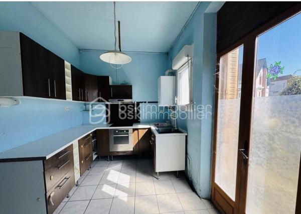 🏡 Maison familiale 4 chambres / Gare à pied / Paris Bercy en 1h15

✨ Maison familiale non mitoyenne – Emplacement idéal !

À visiter sans tarder !
Située à seulement 3 minutes à pied de la gare, proche du centre-ville, des écoles et de toutes les commodités, cette maison familiale sans mitoyenneté offre de beaux volumes et un fort potentiel.

🚆 Atout rare : trains pour Paris Bercy toutes les 30 minutes, en seulement 1h15 !

Elle se compose de :
Rez-de-chaussée surélevé : entrée lumineuse, salon, cuisine séparée et équipée avec accès balcon, 1 chambre, salle d'eau avec WC
1er étage : 3 chambres, salle de bain avec WC, espace rangement
2e étage : pièce pouvant être aménagée en bureau ou chambre supplémentaire avec accès grenier

➡️ 4 chambres existantes + possibilité d'une 5e chambre

Vous profitez également d'une cave ainsi que d'un terrain clos d'environ 127 m².

Les + :

✅ Maison non mitoyenne
✅ Beaux volumes
✅ 4 chambres + potentiel 5e
✅ Double vitrage PVC blanc
✅ Volets roulants manuels
✅ Toiture révisée
✅ Gare à pied
✅ Paris Bercy accessible rapidement

👉 Des travaux de rafraîchissement sont à prévoir : une belle opportunité de repenser les espaces selon vos envies !
Voir les projections visuelles d'aménagement / home staging pour vous aider à vous projeter.

💥 Idéal pour une famille, résidence principale ou investissement.

A TRES VITE POUR UNE VISITE !