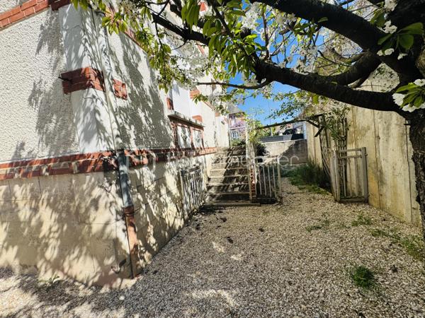 🏡 Maison familiale 4 chambres / Gare à pied / Paris Bercy en 1h15

✨ Maison familiale non mitoyenne – Emplacement idéal !

À visiter sans tarder !
Située à seulement 3 minutes à pied de la gare, proche du centre-ville, des écoles et de toutes les commodités, cette maison familiale sans mitoyenneté offre de beaux volumes et un fort potentiel.

🚆 Atout rare : trains pour Paris Bercy toutes les 30 minutes, en seulement 1h15 !

Elle se compose de :
Rez-de-chaussée surélevé : entrée lumineuse, salon, cuisine séparée et équipée avec accès balcon, 1 chambre, salle d'eau avec WC
1er étage : 3 chambres, salle de bain avec WC, espace rangement
2e étage : pièce pouvant être aménagée en bureau ou chambre supplémentaire avec accès grenier

➡️ 4 chambres existantes + possibilité d'une 5e chambre

Vous profitez également d'une cave ainsi que d'un terrain clos d'environ 127 m².

Les + :

✅ Maison non mitoyenne
✅ Beaux volumes
✅ 4 chambres + potentiel 5e
✅ Double vitrage PVC blanc
✅ Volets roulants manuels
✅ Toiture révisée
✅ Gare à pied
✅ Paris Bercy accessible rapidement

👉 Des travaux de rafraîchissement sont à prévoir : une belle opportunité de repenser les espaces selon vos envies !
Voir les projections visuelles d'aménagement / home staging pour vous aider à vous projeter.

💥 Idéal pour une famille, résidence principale ou investissement.

A TRES VITE POUR UNE VISITE !