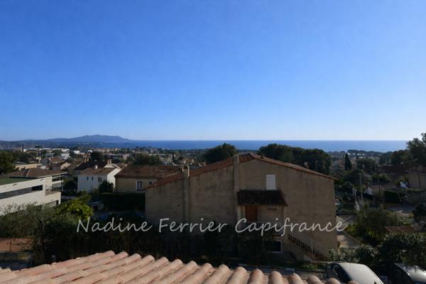 T3 TRIPLEX 95 m² HABITABLES – VUE MER 180° – CALME ABSOLU – JARDIN & TERRASSE – PARKING – BANDOL
