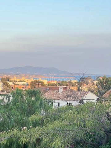 T3 TRIPLEX 95 m² HABITABLES – VUE MER 180° – CALME ABSOLU – JARDIN & TERRASSE – PARKING – BANDOL