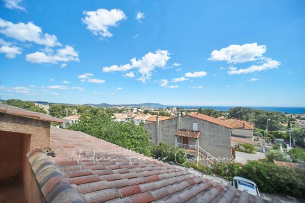 T3 TRIPLEX 95 m² HABITABLES – VUE MER 180° – CALME ABSOLU – JARDIN & TERRASSE – PARKING – BANDOL