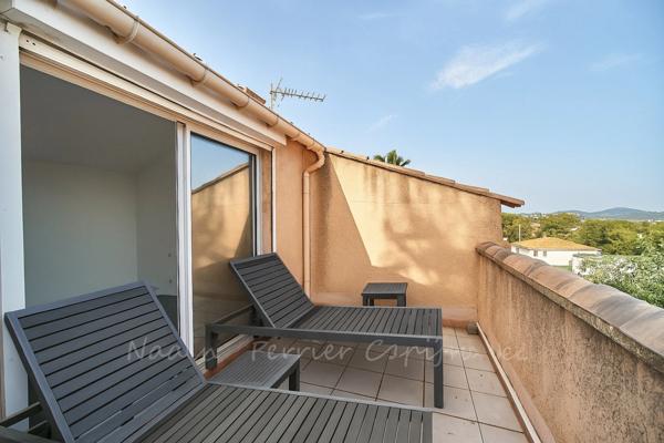 T3 TRIPLEX 95 m² HABITABLES – VUE MER 180° – CALME ABSOLU – JARDIN & TERRASSE – PARKING – BANDOL