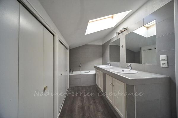 T3 TRIPLEX 95 m² HABITABLES – VUE MER 180° – CALME ABSOLU – JARDIN & TERRASSE – PARKING – BANDOL