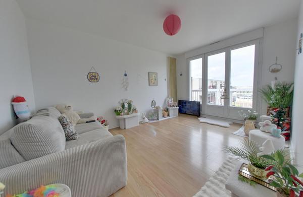 Appartement lumineux avec balcon, parking et cave