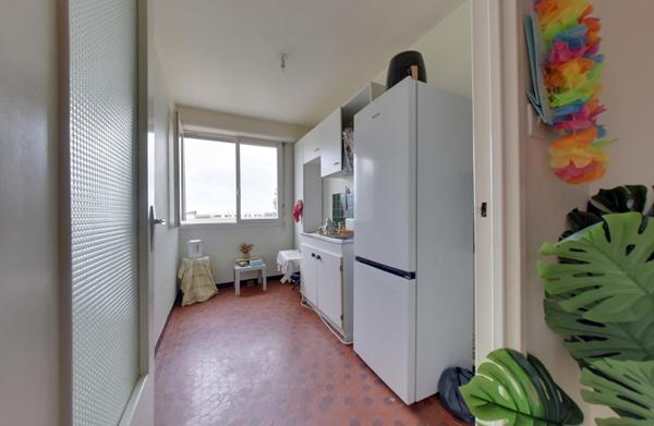 Appartement lumineux avec balcon, parking et cave