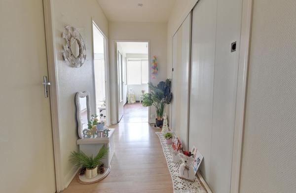 Appartement lumineux avec balcon, parking et cave