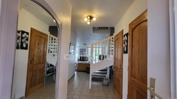 Maison non mitoyenne 6 pièces 152 m2 Piscine et jardin arboré.