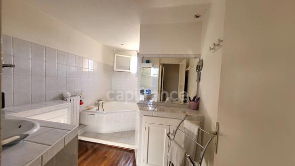 Maison non mitoyenne 6 pièces 152 m2 Piscine et jardin arboré.