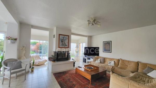 Maison non mitoyenne 6 pièces 152 m2 Piscine et jardin arboré.