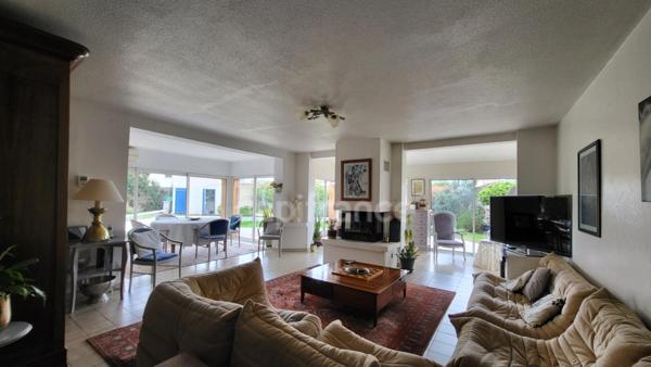 Maison non mitoyenne 6 pièces 152 m2 Piscine et jardin arboré.