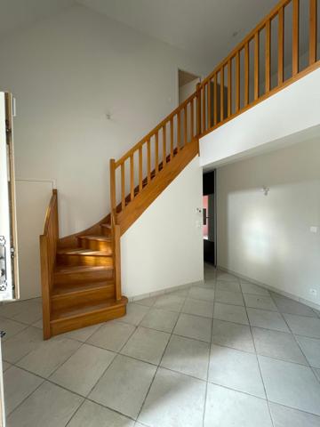 À vendre - Maison contemporaine, 9 pièces située à Saint-Cyr-sur-Loire (37540)