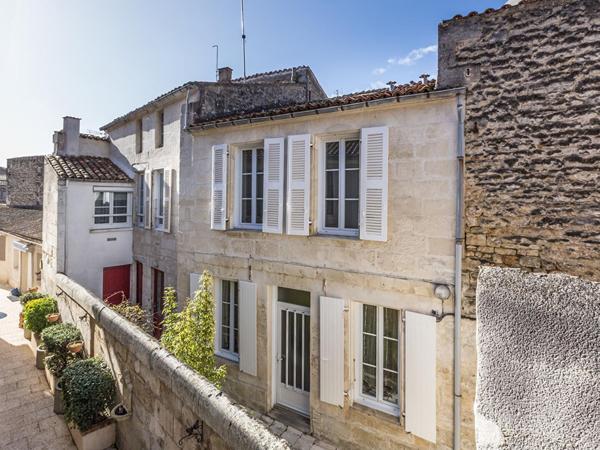 Immeuble Hyper-centre de Rochefort 3 logements et dépendances