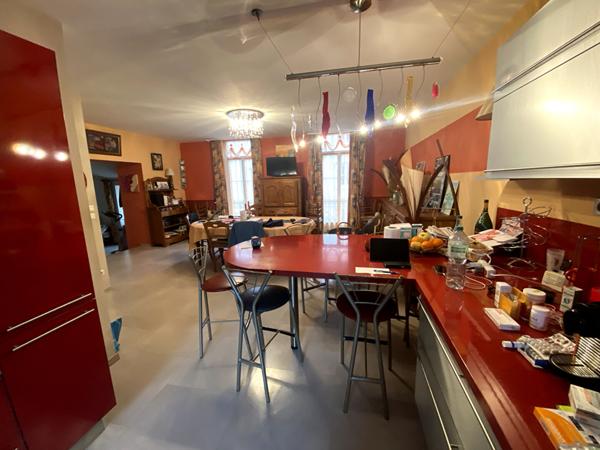 Immeuble plein centre de Chauffailles - usage commerce et habitation-250 m2